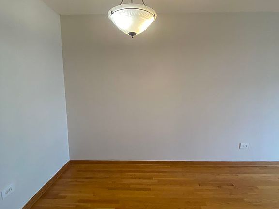 5th image of 4600 N Cumberland Ave Unit 512