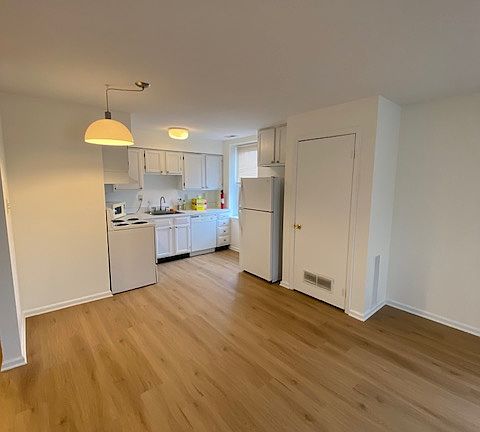 3rd image of 2416 Brown St Floor 3