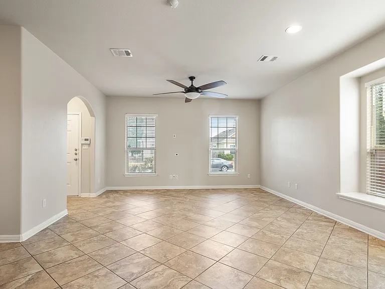 102 Preston Trl — Photo 2