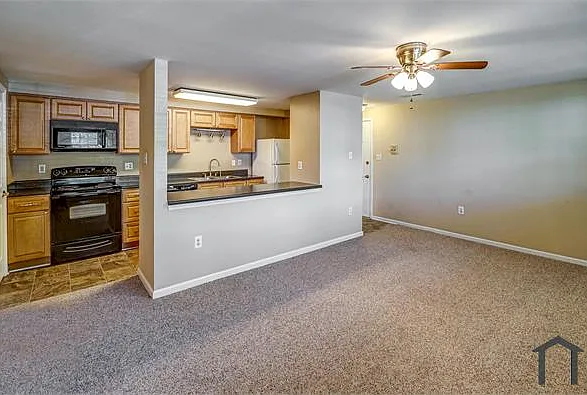 7600 Roscommon Ct #4 — Photo 5