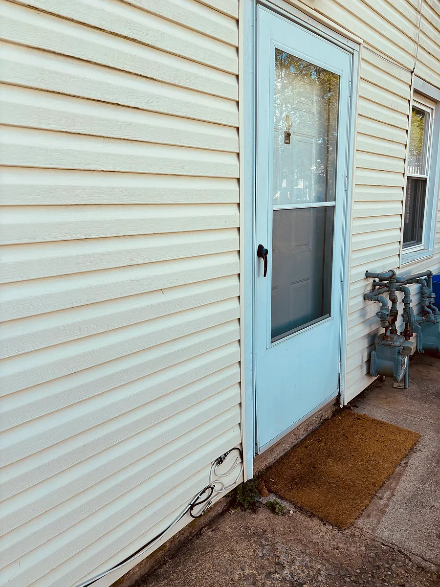 Walk in side entrance - Darlington Ave