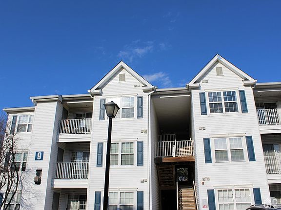 2nd image of 922 Waterford Dr