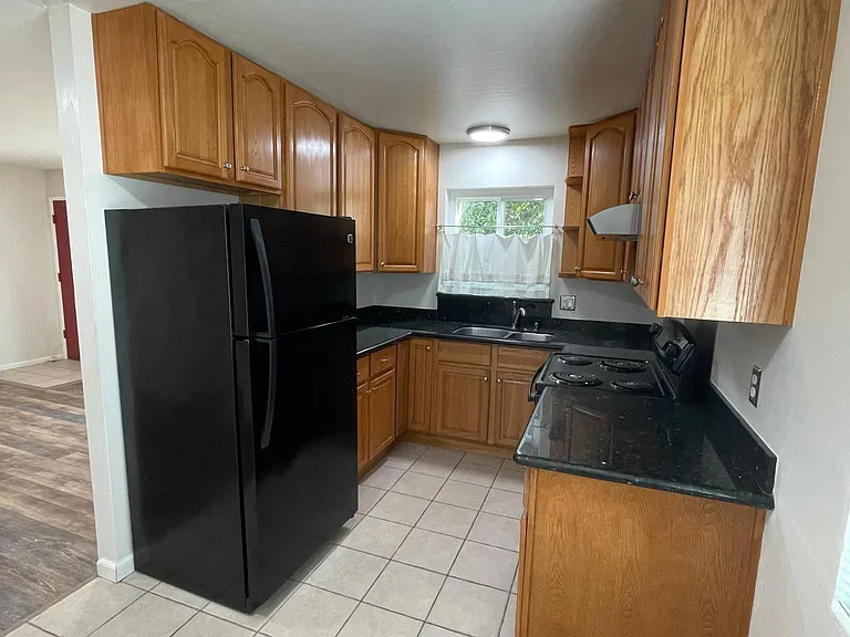 925 Ravenscourt Ave #1 — Photo 4