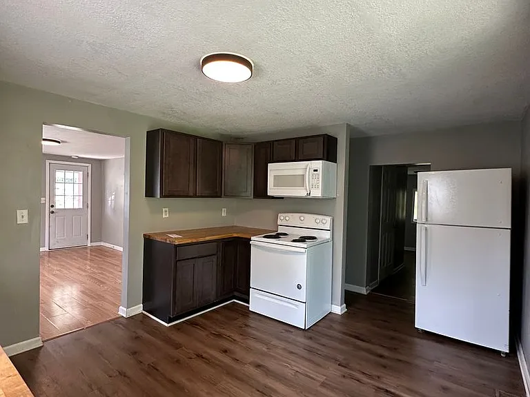 2700 E Memorial Dr — Photo 6