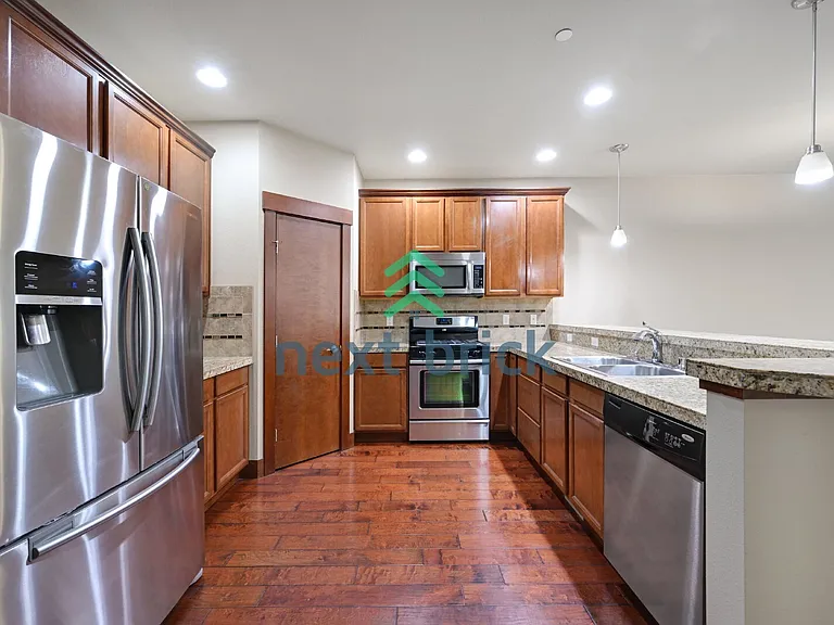 3813 NE 3rd Pl — Photo 5