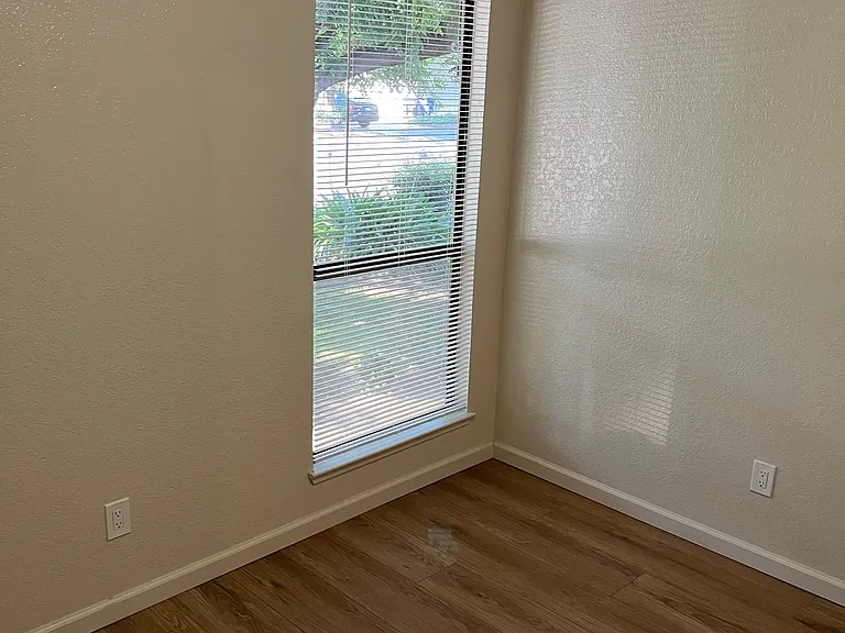 2020 Floyd Ave — Photo 3