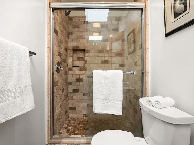 7038 Pacific View Dr — Photo 20