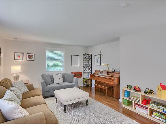 4th image of 141 E Wedgewood Dr