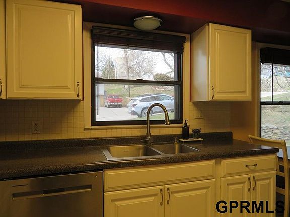 4th image of 610 Glen St