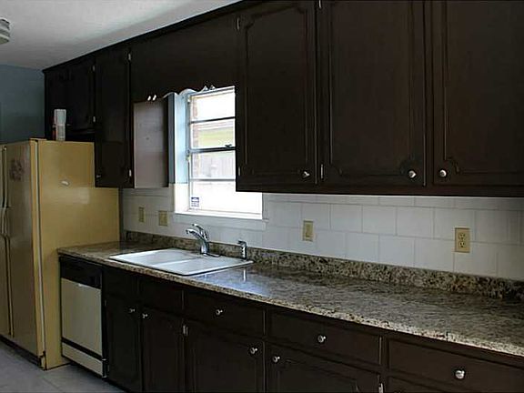4th image of 816 Huckleberry Ln