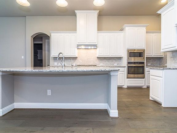 4th image of 735 Fairfax Ln