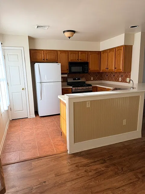 2 bed, 2.5 bath, 1328 sqft, $1,750 — Photo 2
