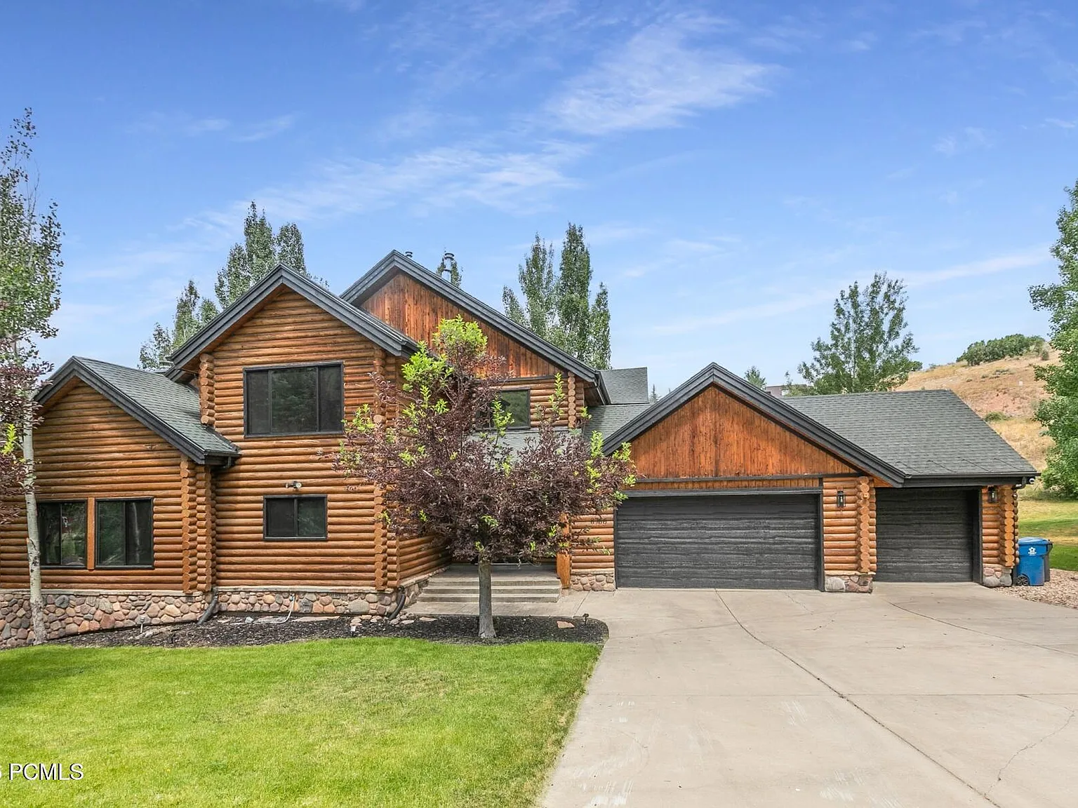 5 bed, 3.5 bath, 4749 sqft, $9,000 — Photo 1
