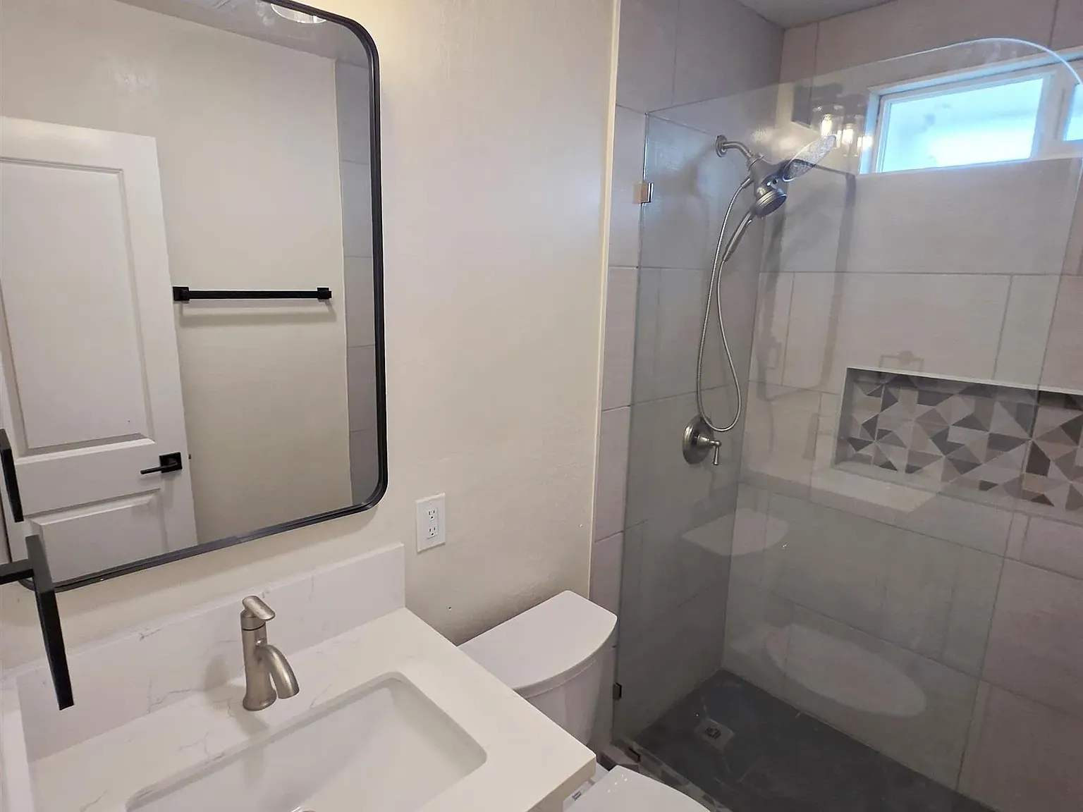 2 bed, 1.0 bath, 750 sqft, $4,875 — Photo 2
