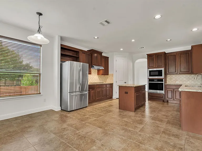 142 Goodwater Ct — Photo 8