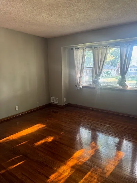 3 bed, 1364 sqft, $2,000 — Photo 2