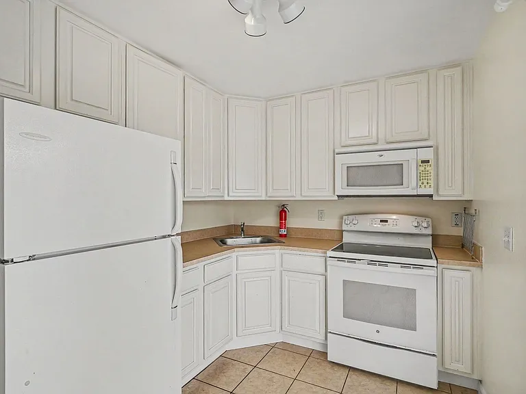 255 W Towne Pl — Photo 6