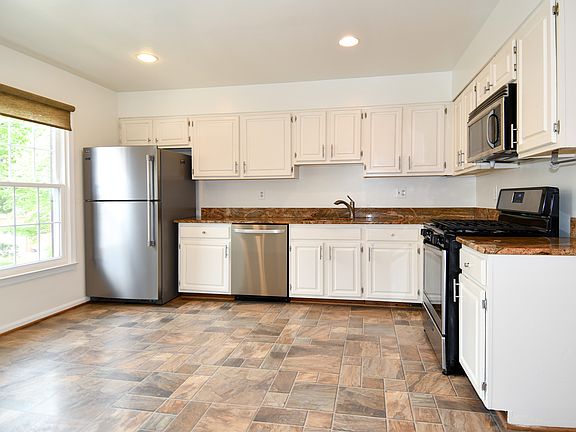 3rd image of 10110 Langhorne Ct