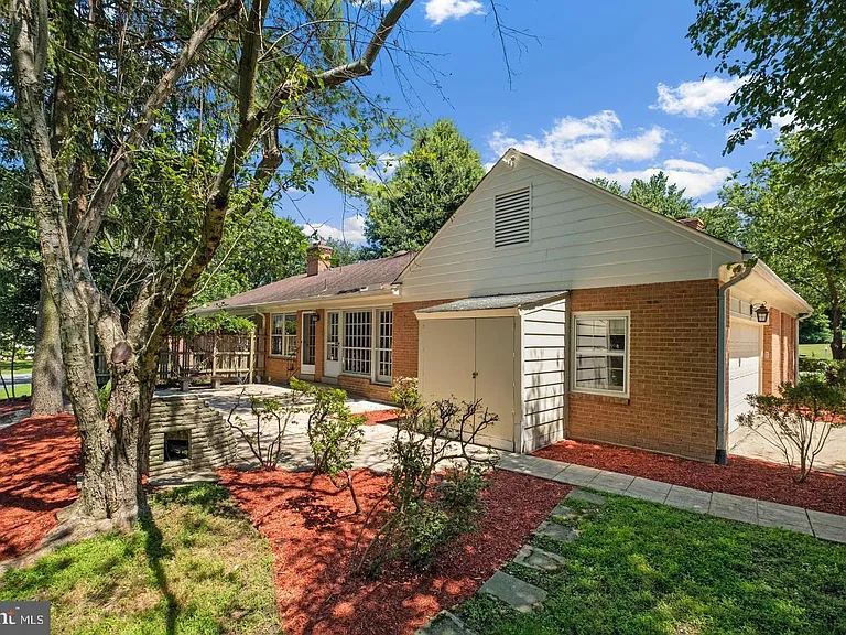 11132 Luxmanor Rd — Photo 30