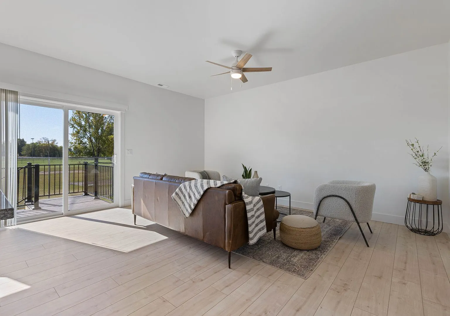 Modern 3 Bed 2.5 Bath Townhome in Saint Anthony — Photo 4