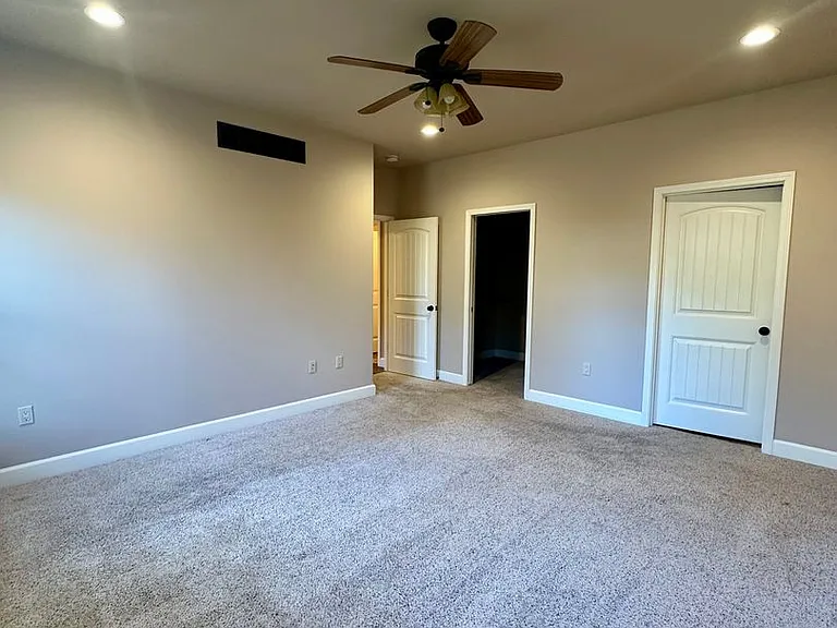 213-215 Pebblestone Ln — Photo 14