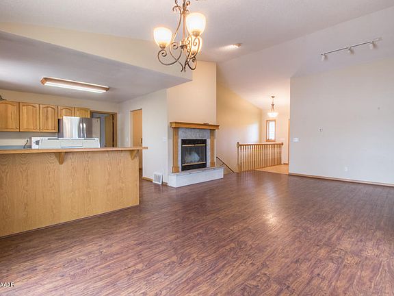 4th image of 2221 Rosewood Ln