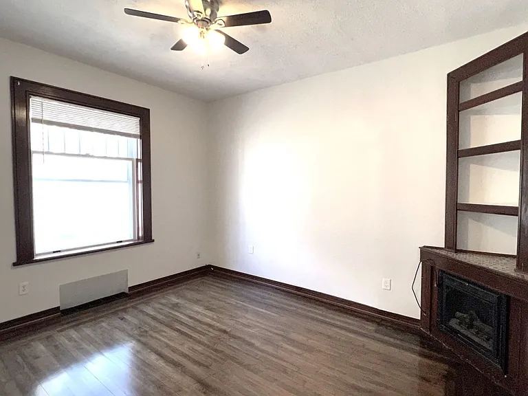 1611 Oak St — Photo 4