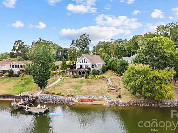 2nd image of 8428 Island Point Rd