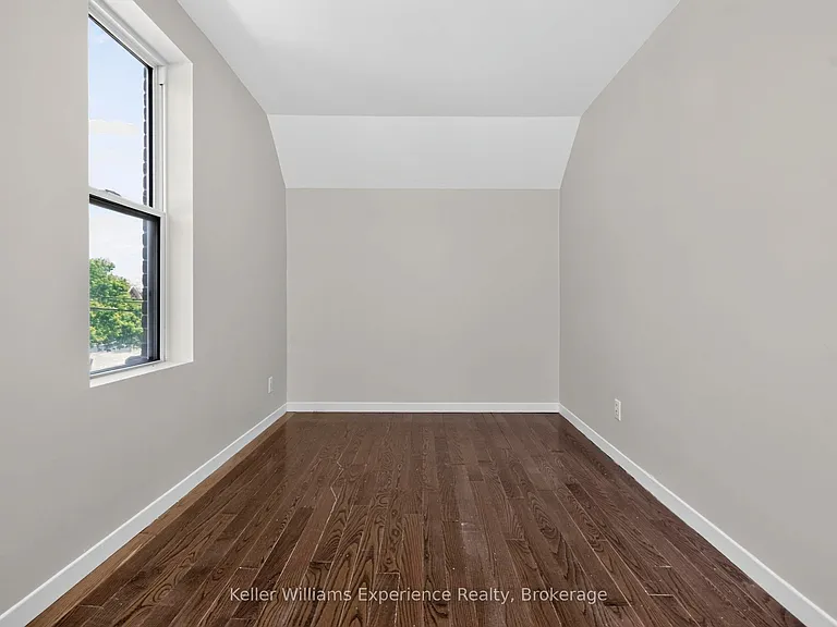 647 Ottawa St — Photo 23