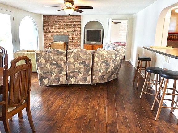 4th image of 1085 Lakeshore Dr