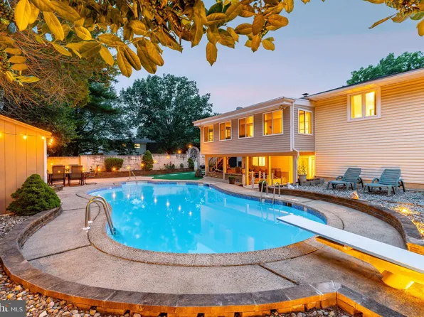 5 Strathmore Dr, Cherry Hill, NJ 08003