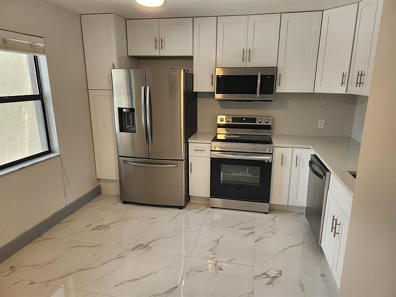 1st image of 106 Lakeview Dr E