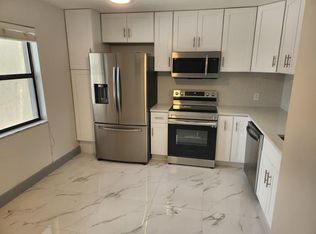 106 Lakeview Dr E, Royal Palm Beach, FL 33411