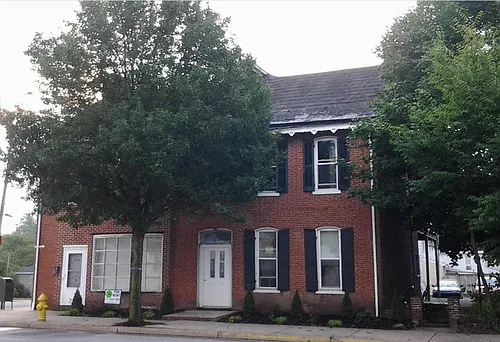 242 E King St Photo 1