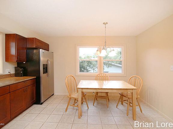 4th image of 900 Elmdale St NE