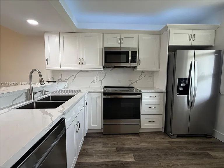 1705 Whitehall Dr #403 — Photo 5