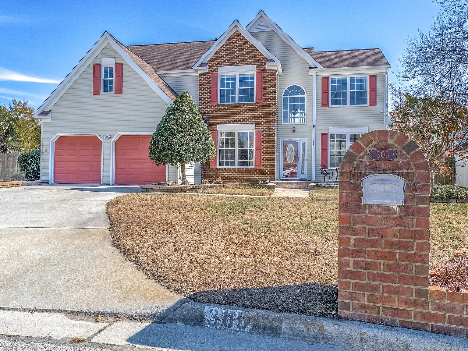 4 bed, 2.5 bath, 2500 sqft, $3,200 — Photo 2