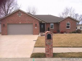 205 N Porte Dr, Highland, IL 62249