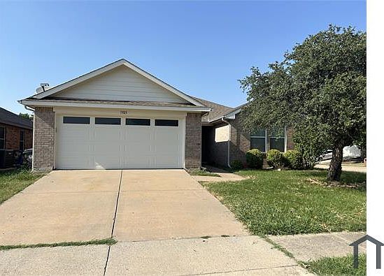 3rd image of 1925 Livingston Ln