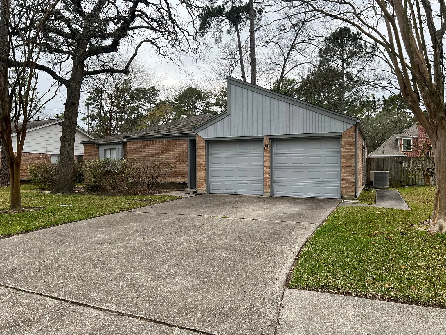 14715 Spring Lake Dr — Photo 2