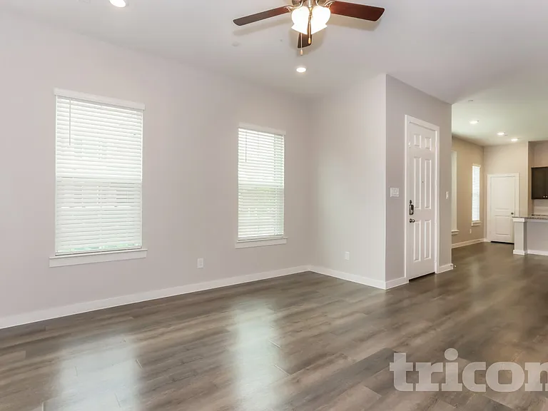 1034 Fallgate Dr — Photo 2