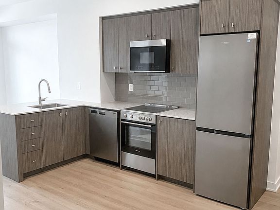 3rd image of 25 Wellington St S #1101