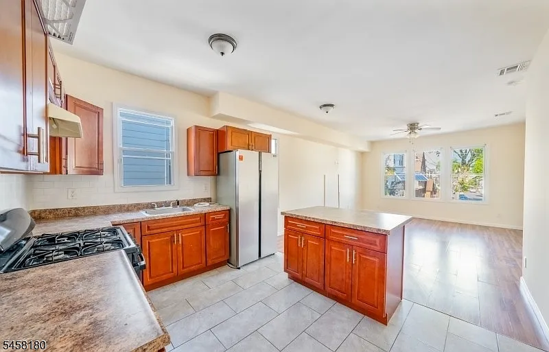 4 bed, 1.0 bath, $3,000 — Photo 3