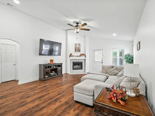 6013 Photinia Ave, Denton, TX 76208