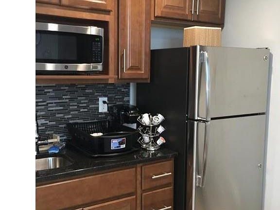 4th image of 4 Greenway Ct #A