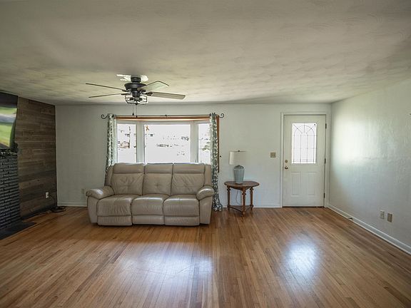 3rd image of 2530 Garden Park Dr
