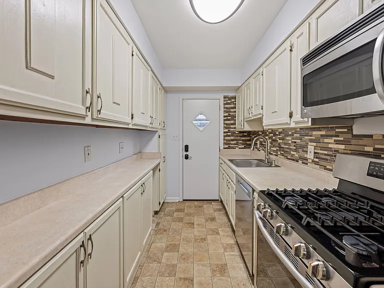 139 Hawaii Ave NE — Photo 7