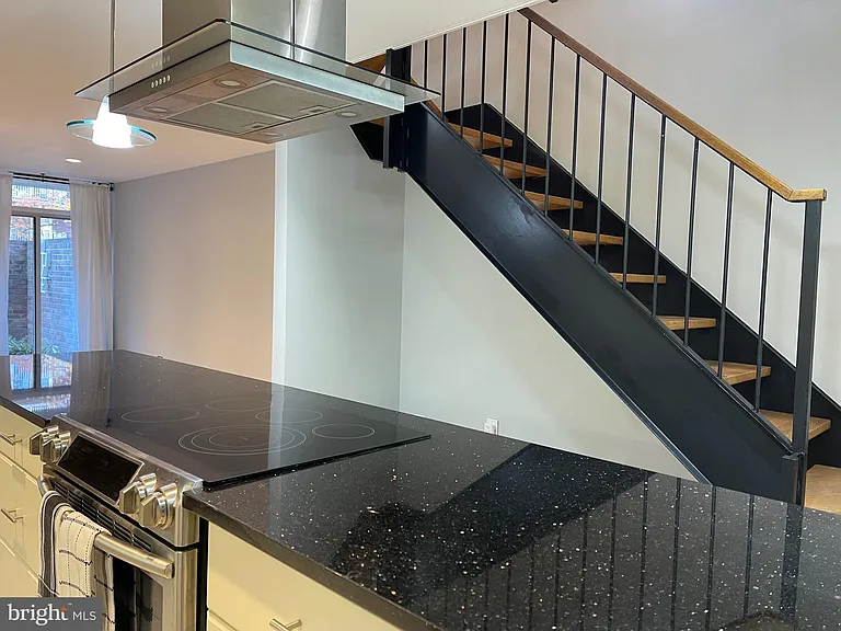 457 N St SW — Photo 11