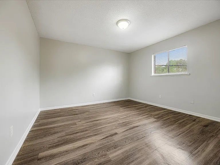 Holmes Pointe Apartments — Photo 10