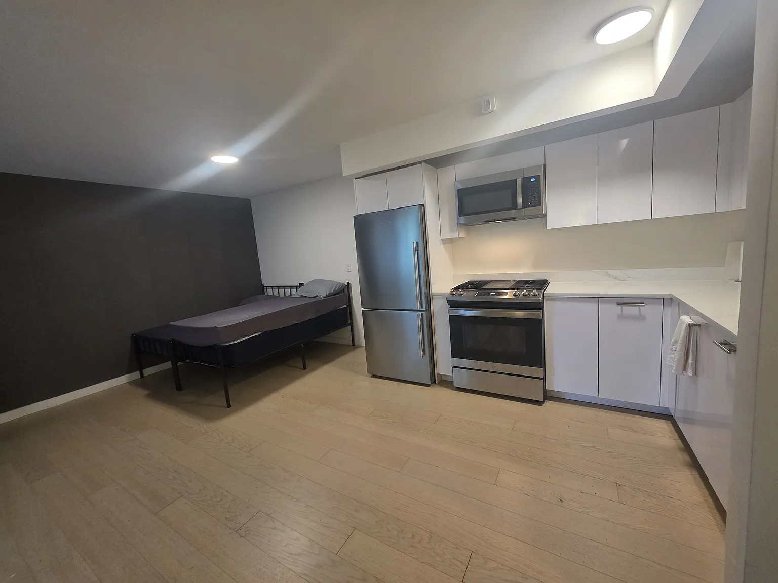 225 Rector Place — Photo 2